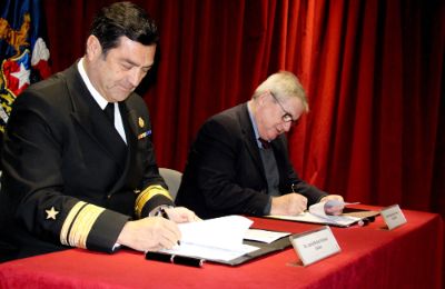 El Director de la ANEPE, contraalmirante Leonel Muñoz, y el Director (s) del INAP, Felipe Agüero.