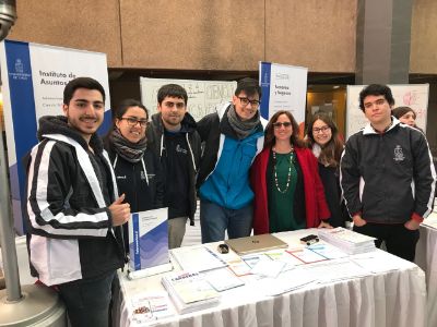 La profesora Claudia Heiss participó en la Feria de Orientación al Postulante en el campus Juan Gómez Millas, donde presentó la carrera de Ciencia Política.