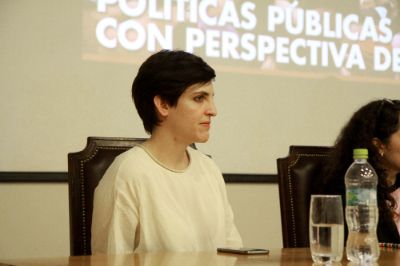 Lucía Miranda presentó resultados de su estudio que muestra diferencias en el discurso de diputadas y diputados chilenos.