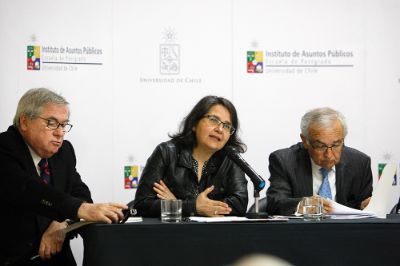 La académica Mireya Dávila presentó un análisis político de lo ocurrido con la detención de Pinochet, que fue comentado por los demás expositores.