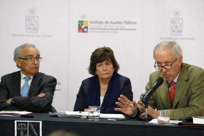 El profesor Carlos Huneeus llamó la atención sobre la alta votación que tuvo el candidato presidencial Joaquín Lavín, pese a su apoyo a Augusto Pinochet. 