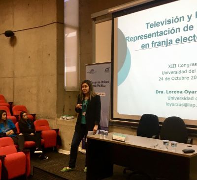 La académica Lorena Oyarzún presentó una investigación sobre la representación de los migrantes en la franja electoral.
