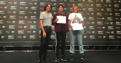 Diego Céspedes (centro) al recibir el primer premio de la selección Nest Film Students del Festival de San Sebastián 2018