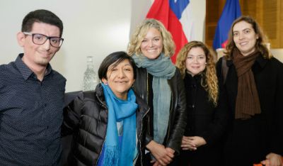 Marco Cortés, Patricia Peña y Katherine Maher junto a periodistas de Ciudadano Inteligente