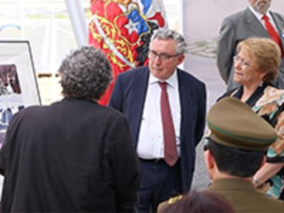 En el marco de la ceremonia, el académico y artista plástico de la Casa de Bello, Gonzalo Díaz, entregó de regalo a la Presidenta Bachelet una de sus obras.