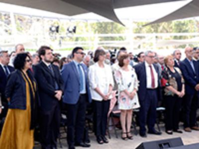 La comunidad universitaria en pleno, junto a la ciudadanía, autoridades políticas y representantes de la sociedad civil, participaron de la ceremonia.