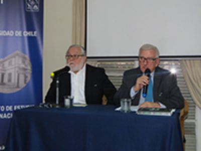 Los presentadores, el profesor Roberto Durán y el embajador Gabriel Rodríguez.