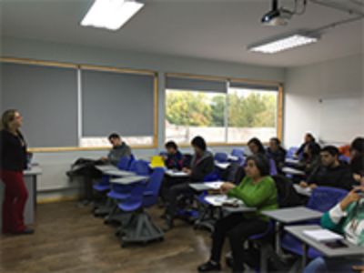 La profesora Rein viajó hasta Aysén para dictar una clase en el marco de la Escuela de DD.HH. de la Universidad de esa ciudad.