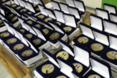 La entrega de las medallas se llevó a cabo en al auditorio Igor Saavedra, emblemática sala que los albergó a ellos como estudiantes en el pasado.