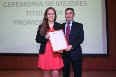 Macarena Zárate, de Ingeniería Civil Industrial, recibiendo el premio.