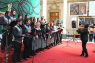 El coro de la FCFM, dirigido por la soprano lírica y licenciada en música de la Universidad de Chile, Verónica Rivas.