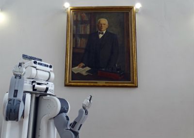 El robot Jarvis o PR2 dio unas palabras antes del descubrimiento del retrato del Prof. Salazar.