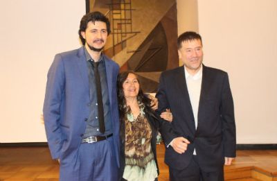 El nuevo doctor, junto a su madre y su profesor guía, Roberto Cárdenas.