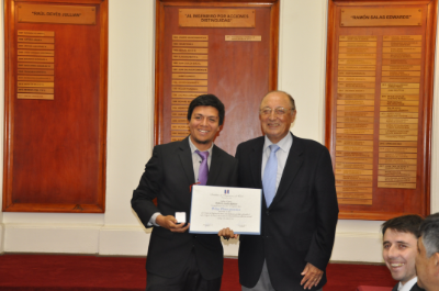 Felipe Flores, recibiendo el premio de manos del Presidente del Instituto de Ingenieros de Chile, Carlos Mercado.
