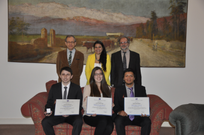 Los premiados en compañía del Prof. Álvaro Valencia, quien fue el profesor guía de Felipe Flores, y directivos de la Escuela de Ingeniería.