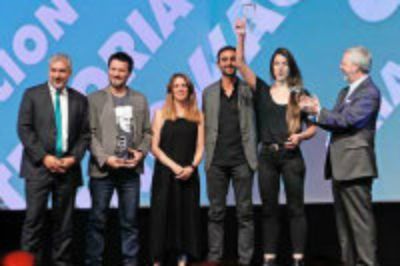 El equipo de Sonidos de ALMA recibiendo el premio nacional de innovación Avonni en la categoría cultura.
