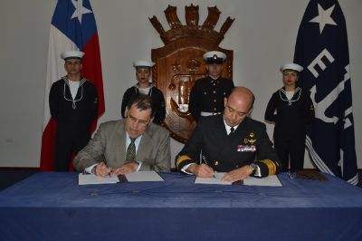 El pasado 6 de noviembre, el decano de la FCFM firmó convenio con la Armada para la innovación en la enseñanza de las matemáticas.