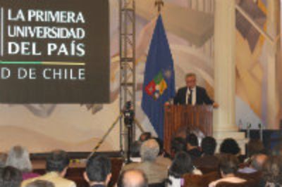 El Rector de la Universidad de Chile, Ennio Vivaldi felicitó a los distinguidos.