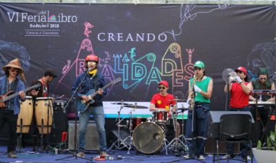 La banda Los Ludópatas de la Seducción durante el evento de inauguración de la VI Feria del Libro Beauchef 2018.