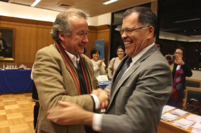 El decano Patricio Aceituno felicita al nuevo decano electo Prof. Francisco Martínez.