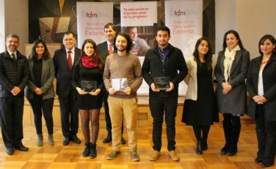 Los ganadores de las Becas Santander junto a las autoridades de la FCFM.