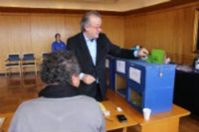 Decano Francisco Martínez votando.