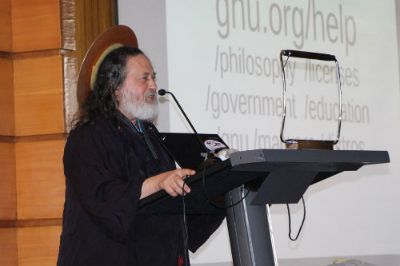 Richard Stallman caracterizado como San IGNUcio de la Iglesia Emacs.