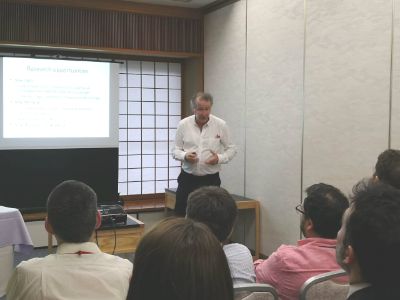 El decano de la FCFM, Francisco Martínez, dictó una charla sobre la ciencia urbana.