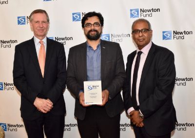 Rodrigo Moreno (al centro) recibe el Newton Prize.