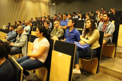 Estudiantes de postgrado también tomaron la palabra para dar consejos a las y los nuevos compañeros, especialmente los que vienen de otro país.