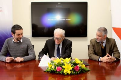Firma del acuerdo de colaboración entre el centro Ucampus y el INAF.