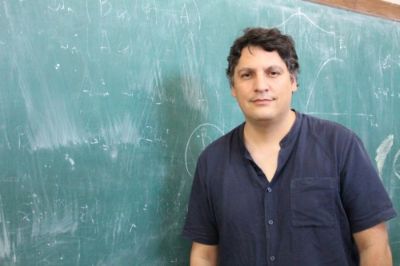 Rodrigo Vicencio, académico del DFI e investigador del Instituto Milenio de Óptica MIRO.