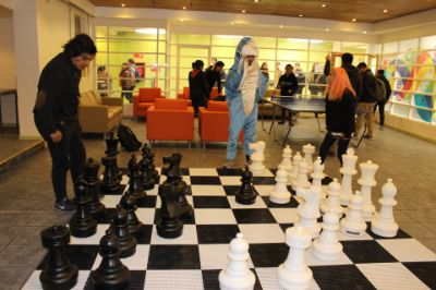 Un ajedrez gigante es parte de los juegos disponibles.
