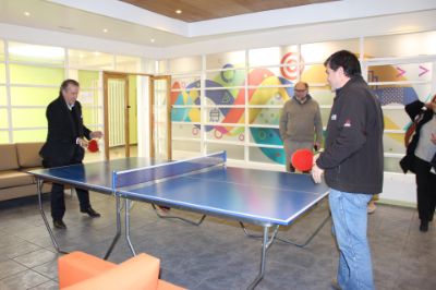 Dos mesas de ping pong ya están disponibles en el espacio multiuso.