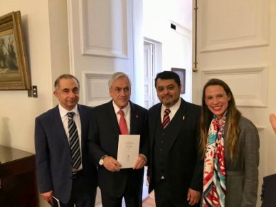 El comité de expertos, del que es parte Néstor Becerra (a la izquierda) fue recibido hoy en La Moneda junto a quienes colaboran en el Congreso del Futuro.