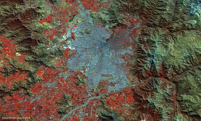 Imagen de Santiago vista en falso color desde el minisatélite Proba-V de la Agencia Europea del Espacio (ESA). En rojo aparecen las áreas con vegetación que se extienden en la capital.