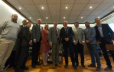 La delegación norteamericana se reunión con el decano de la FCFM Francisco Martínez al comienzo de su jornada en la U. de Chile.