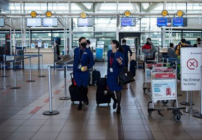 Los expertos proponen aplicar test de antígenos en el Aeropuerto de Santiago para mejorar el control sanitario de la pandemia.