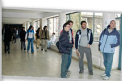Estudiantes en los pasillos de la Facultad de Medicina