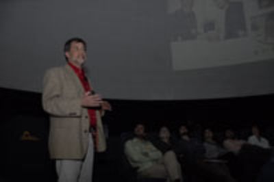 Dr. Dennis Liu durante la charla en el Planetario
