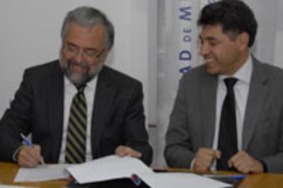 Dr. Manuel Kukuljan, decano de la Facultad de Medicina, firmando el convenio junto al Sr. Jaccob Sandoval, director nacional del ISL