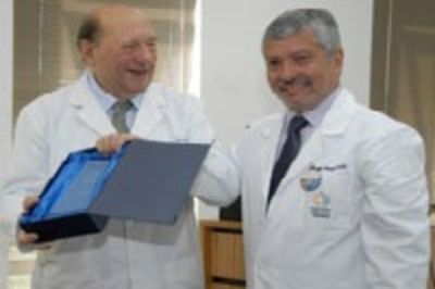 Doctor Alfonso Jorquera entrega su galvano al doctor Campodónico.