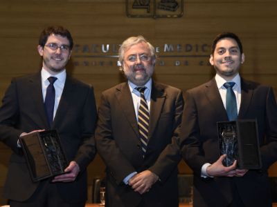 Como mejores egresados fueron premiados los kinesiólogos Andrés Terreros y Luis Alarcón, quienes recibieron su distinción de manos del decano de la Facultad de Medicina, doctor Manuel Kukuljan. 
