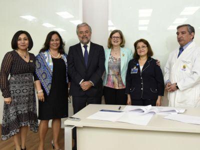 Profesoras Silvana Castillo y Amalia Silva; doctor Manuel Kukuljan, Dra. Doris Grinspun, enfermera Ana María Guerrero y Dr. Domingo Castillo.  