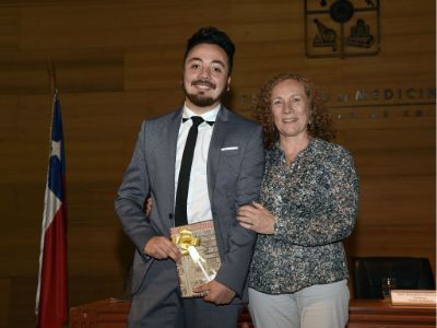 El tecnólogo médico Rodrigo Vásquez recibió el premio al mejor egresado 2016 de parte de la vicedecana de la Facultad de Medicina, profesora Mariangela Maggiolo