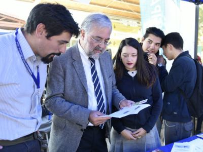 El alcalde de Cerro Navia Mauro Tamayo y el decano de la Facultad de Medicina, doctor Manuel Kukuljan, recorrieron los stand informativos. 