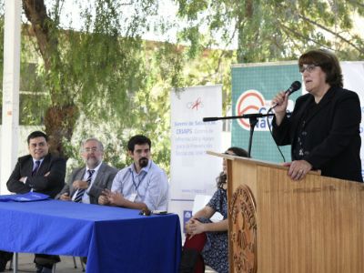 La profesora Ivonne Ahlers, directora de la Corporación Municipal de Salud de Cerro Navia, hizo hincapié en la importancia de la prevención de la infección por VIH. 