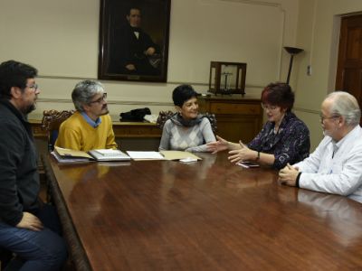 Prof. Luis Romero, de la Junta Electoral Local; dr. Eduardo Tobar, vicedecano (s), y dres. Graciela Rojas, Ulrike Kemmerling y Benjamín Suárez.