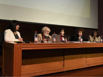 En la mesa inaugural, los doctores Claudia Muñoz, Enrique Saforcada, Carolina Jara, Fanny Pollarolo y Gladys Montecinos.  