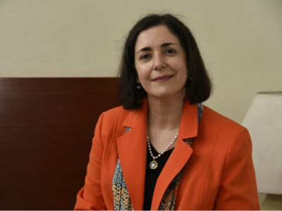 Doctora Karin Kleinsteuber, directora de la Escuela de Postgrado. 